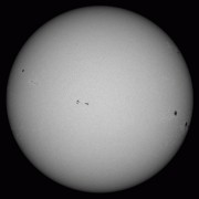 Для сравнения фотография фотосферы Солнца получена 23.12.2014 в 11:23 МСК инструментом HMI на борту спутника SDO